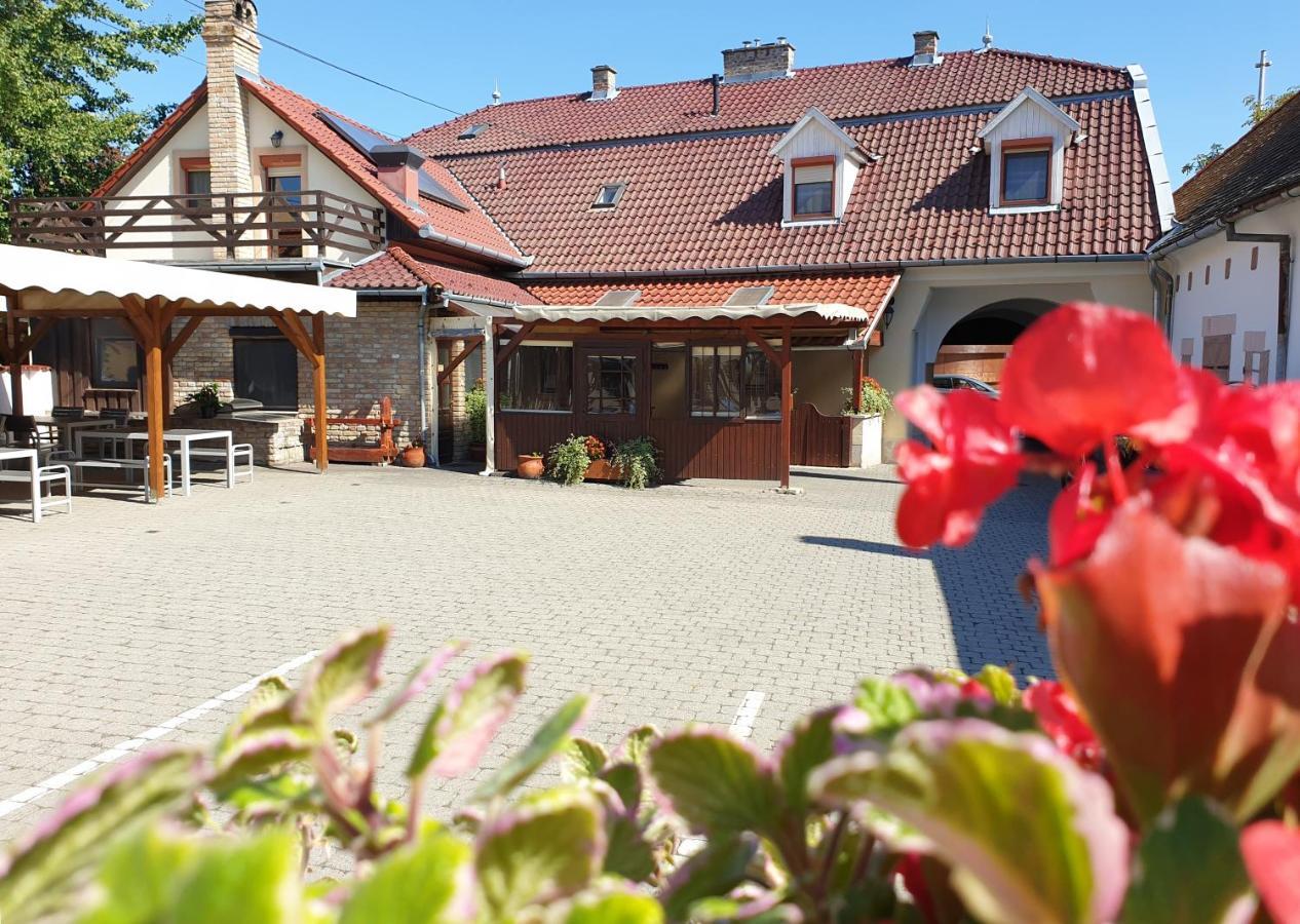 Nadasdi Haz Szekszárd Exterior photo